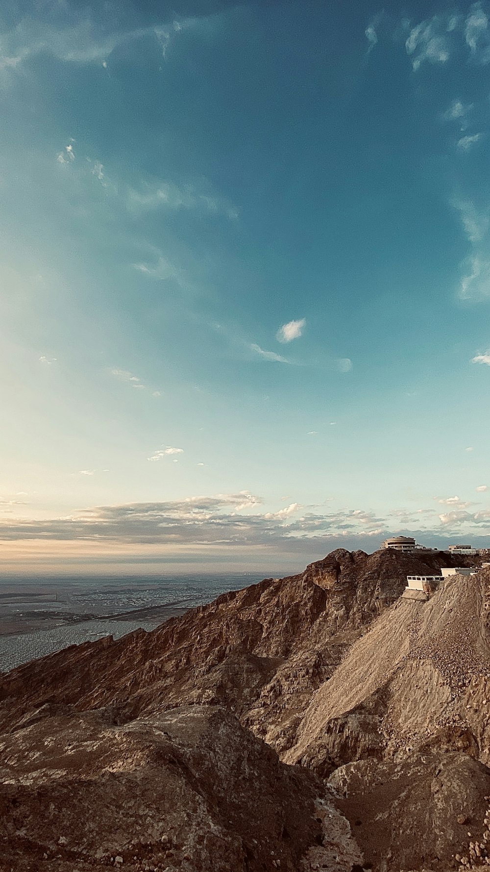 Brauner Rocky Mountain in der Nähe von Gewässern tagsüber