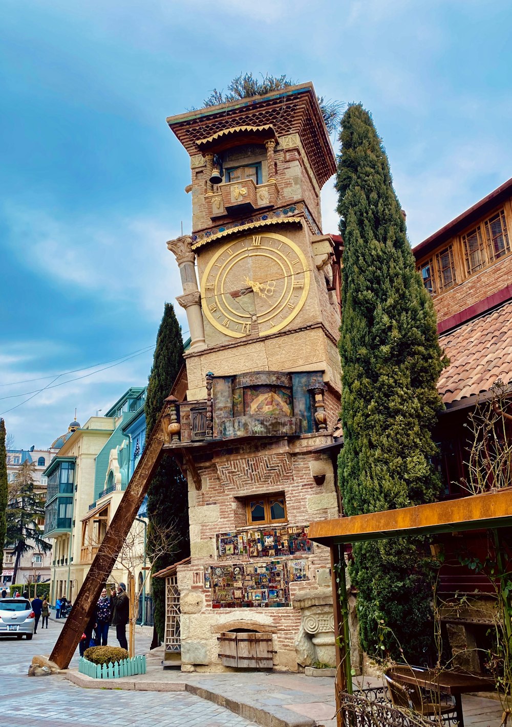 Bâtiment en béton brun avec tour de l’horloge