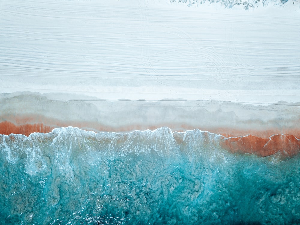 白と青の海の波