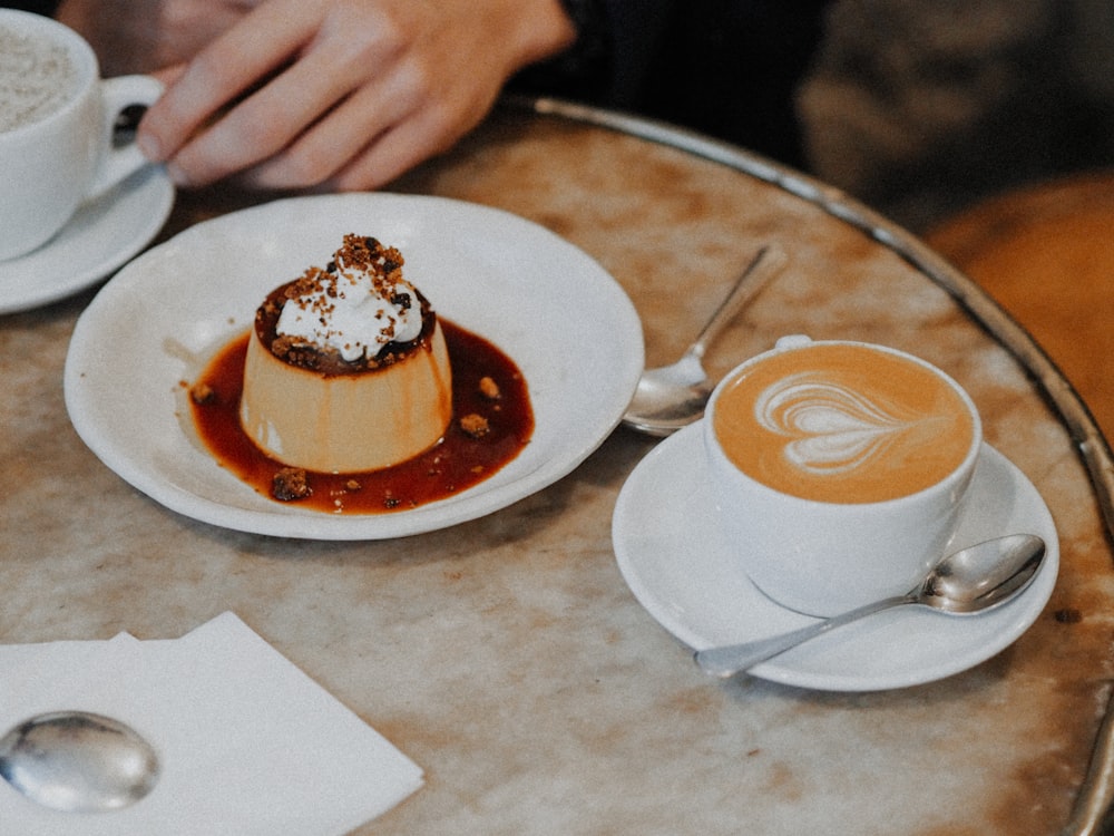 Plato de cerámica blanca con capuchino