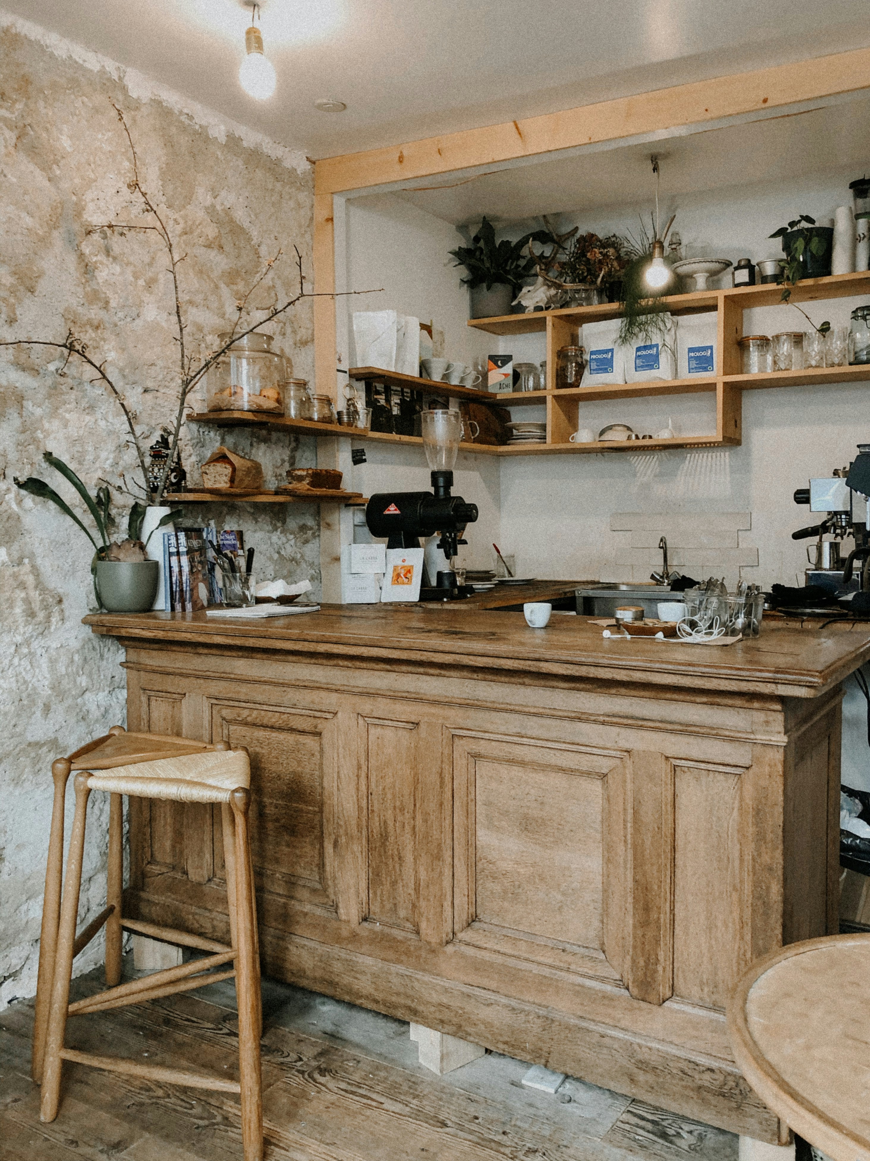 Mueble de cocina de madera marrón con fregadero