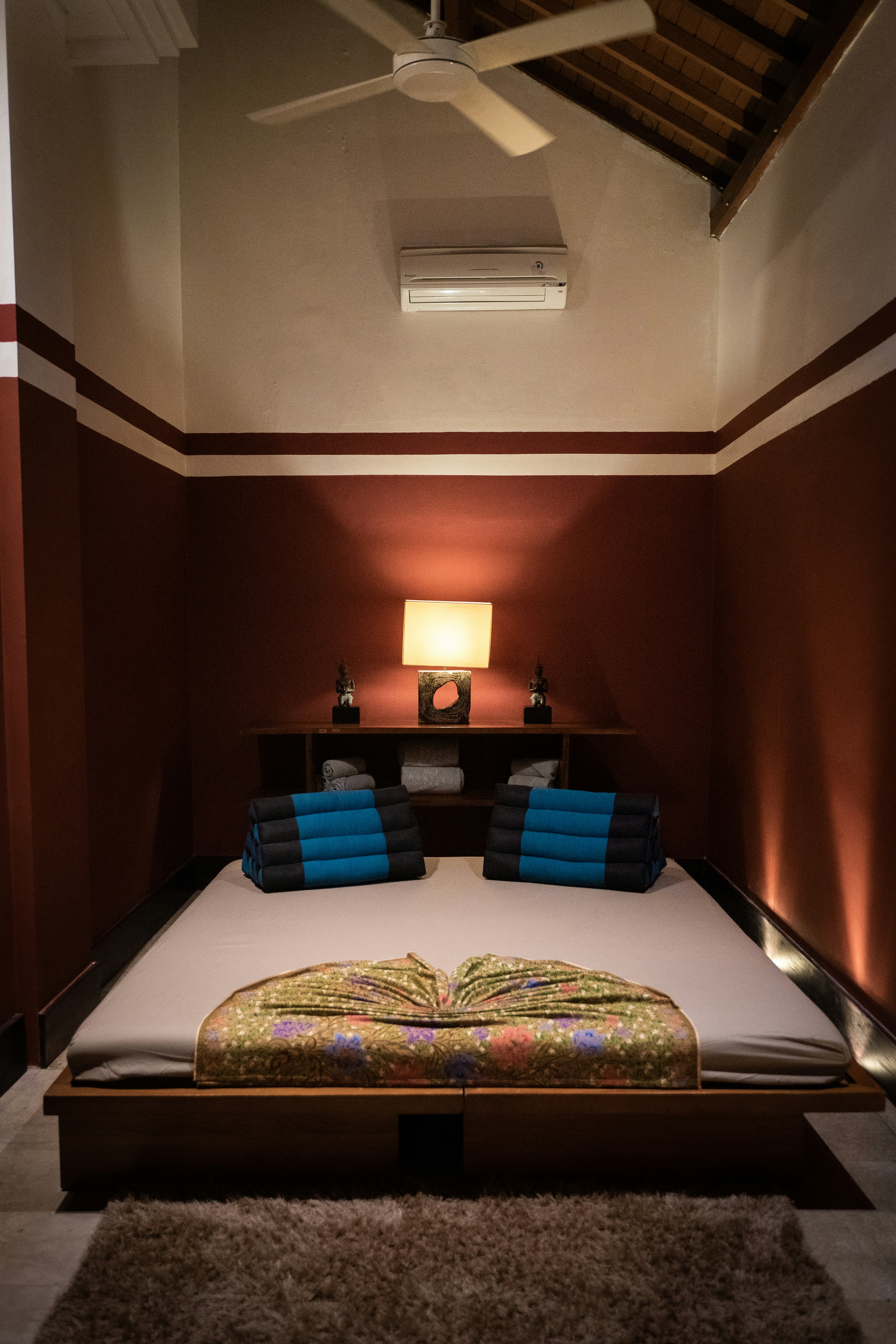 linge de lit fleuri bleu et blanc