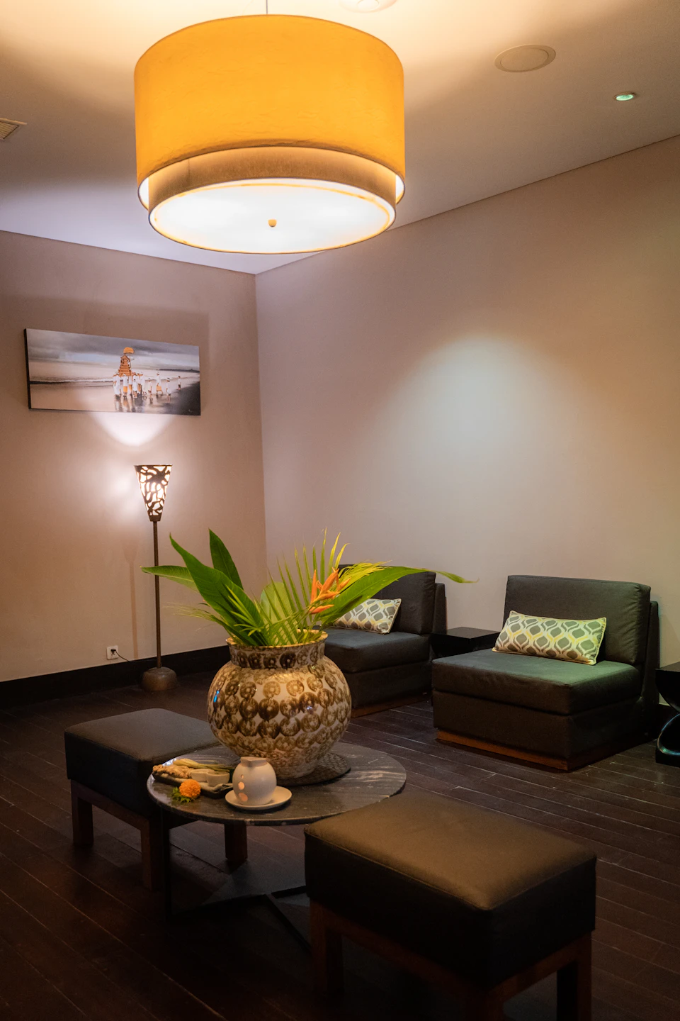 Ruang tunggu spa dengan sofa dan tanaman