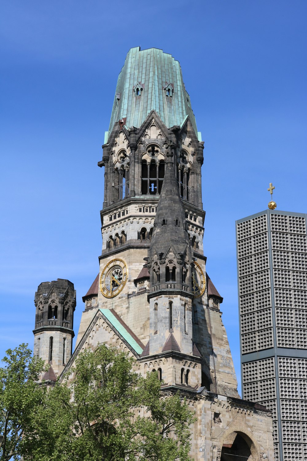낮 동안 푸른 하늘 아래 회색 콘크리트 교회