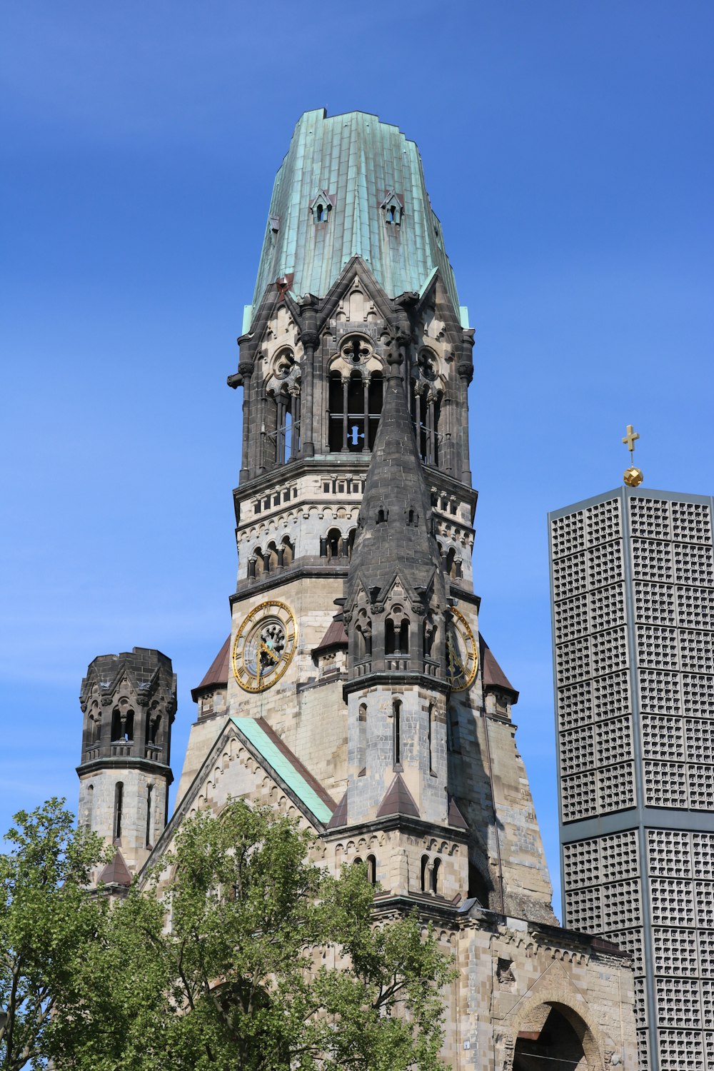 Graue Betonkirche unter blauem Himmel tagsüber