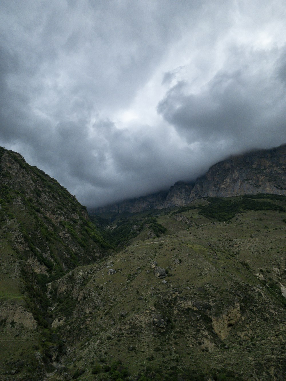 montanha verde e marrom sob nuvens brancas