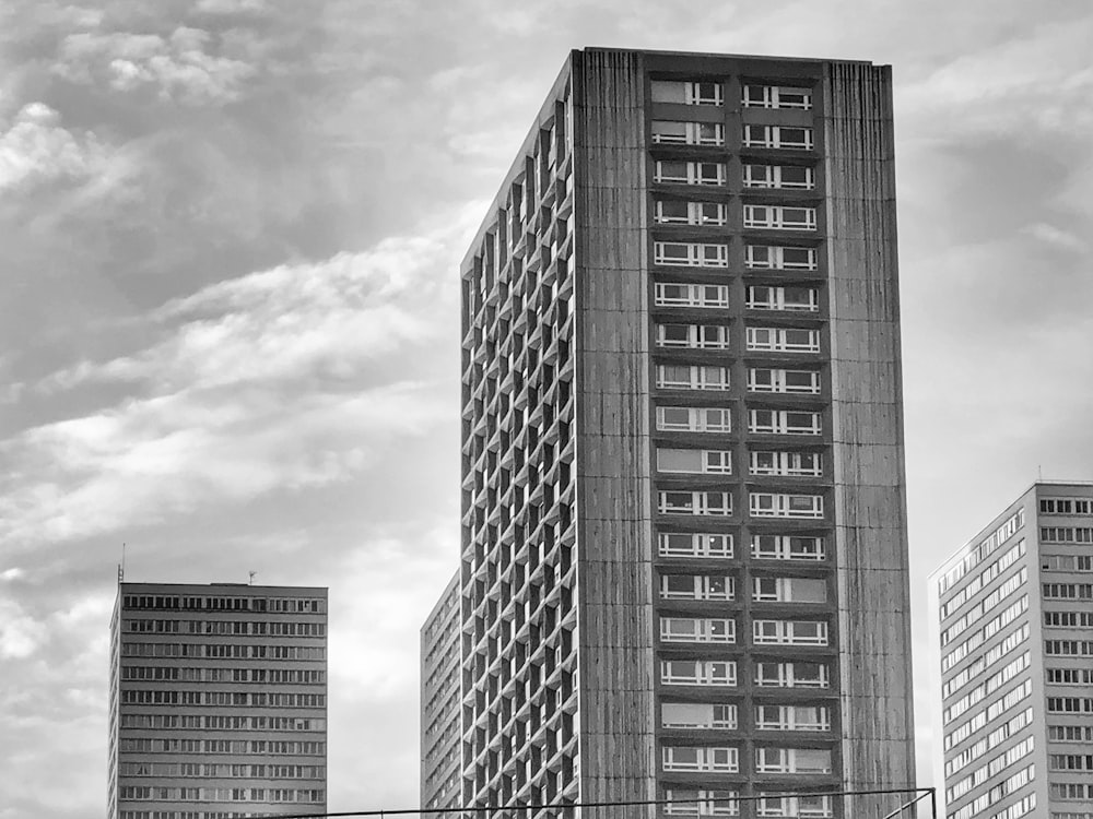 Foto en escala de grises de un edificio de gran altura