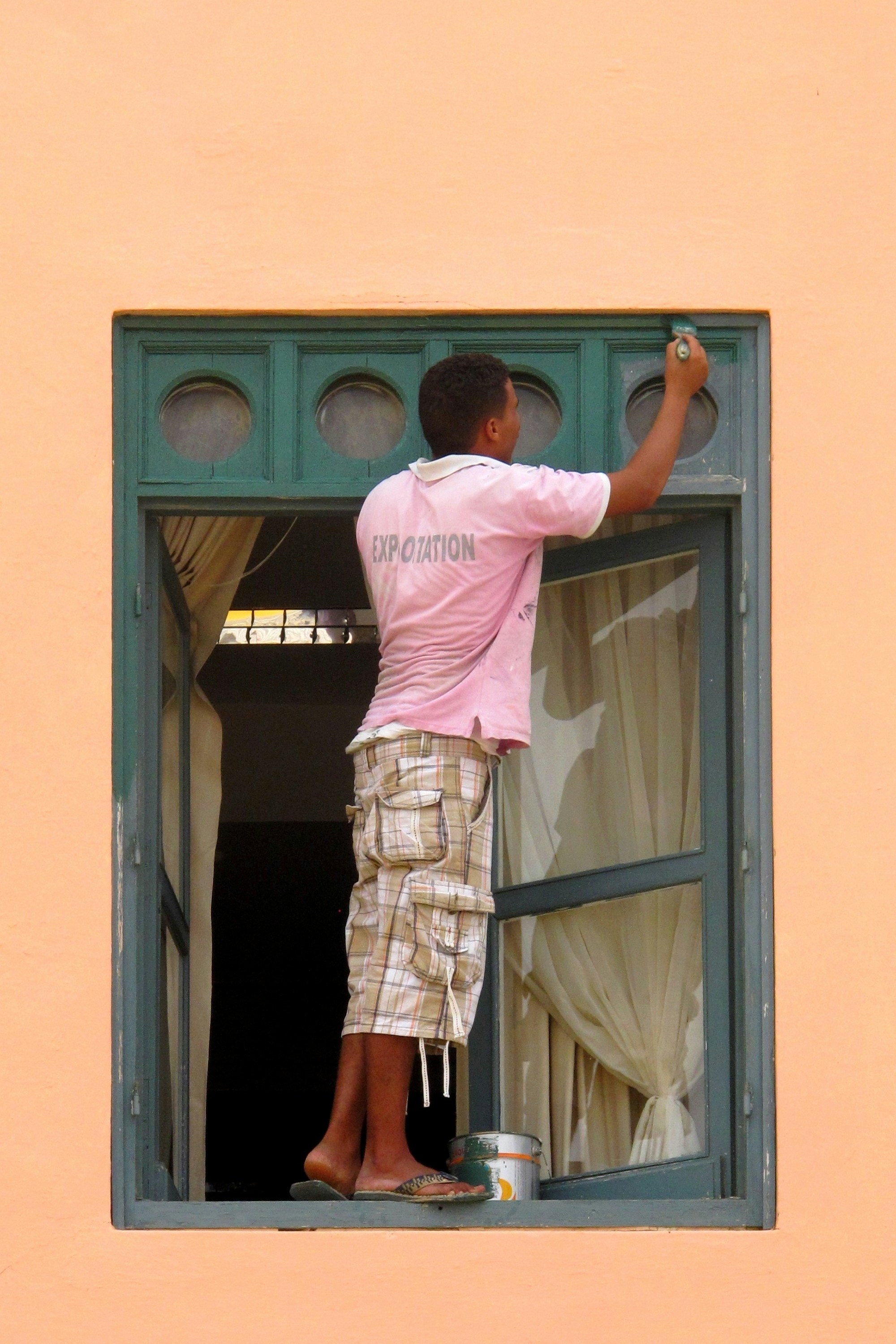 Artisan peintre à Hammamet, Tunisie.