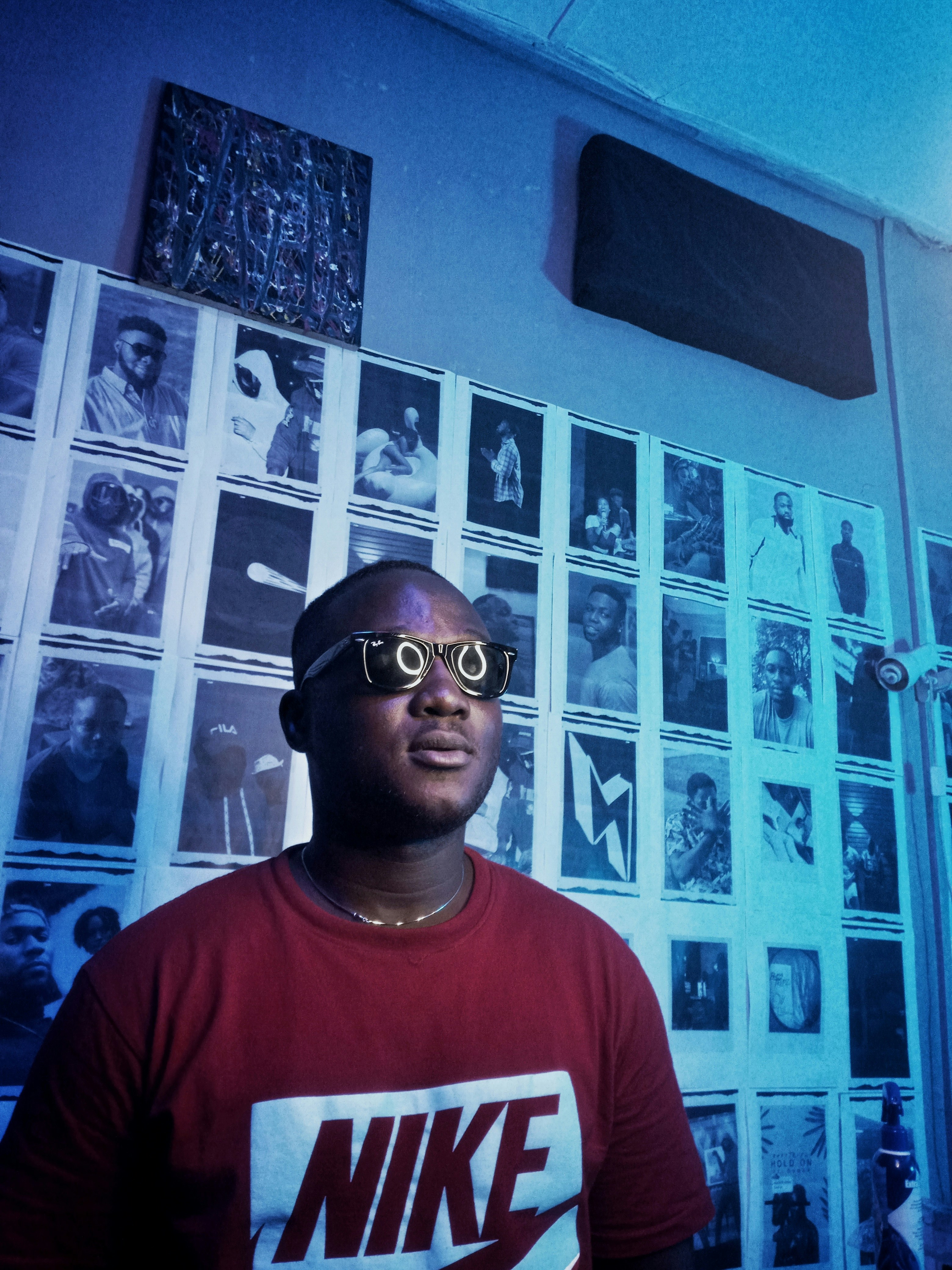 homem na camisa vermelha do pescoço da tripulação vestindo óculos de sol pretos