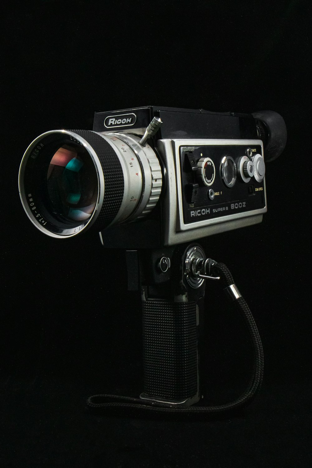 黒と銀のニコンデジタル一眼レフカメラ