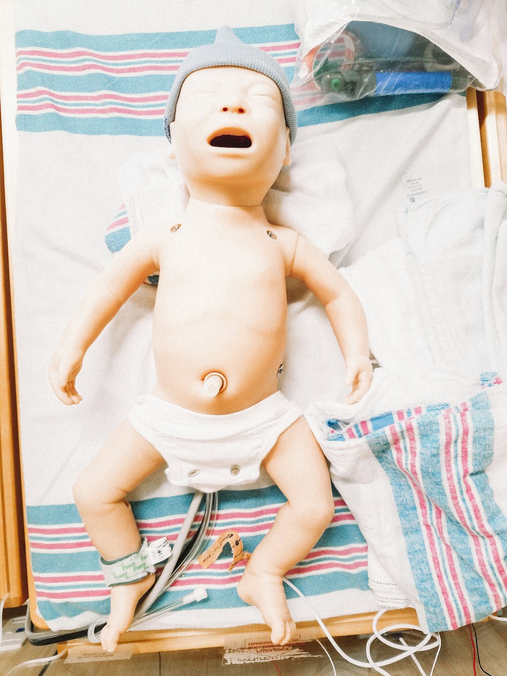poupée de bébé sur lit blanc