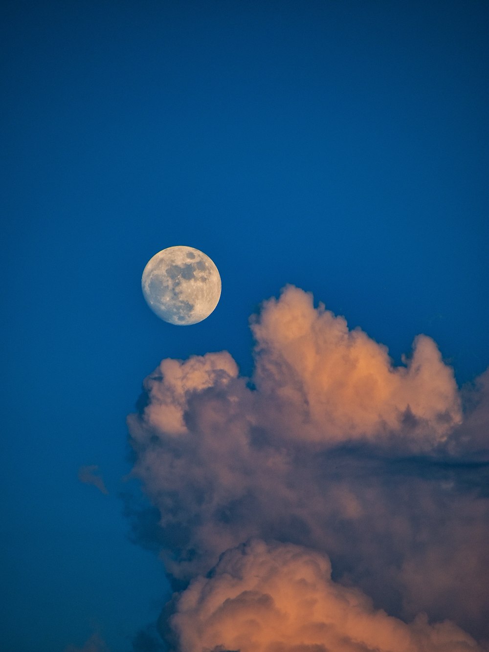 Luna llena en cielo azul