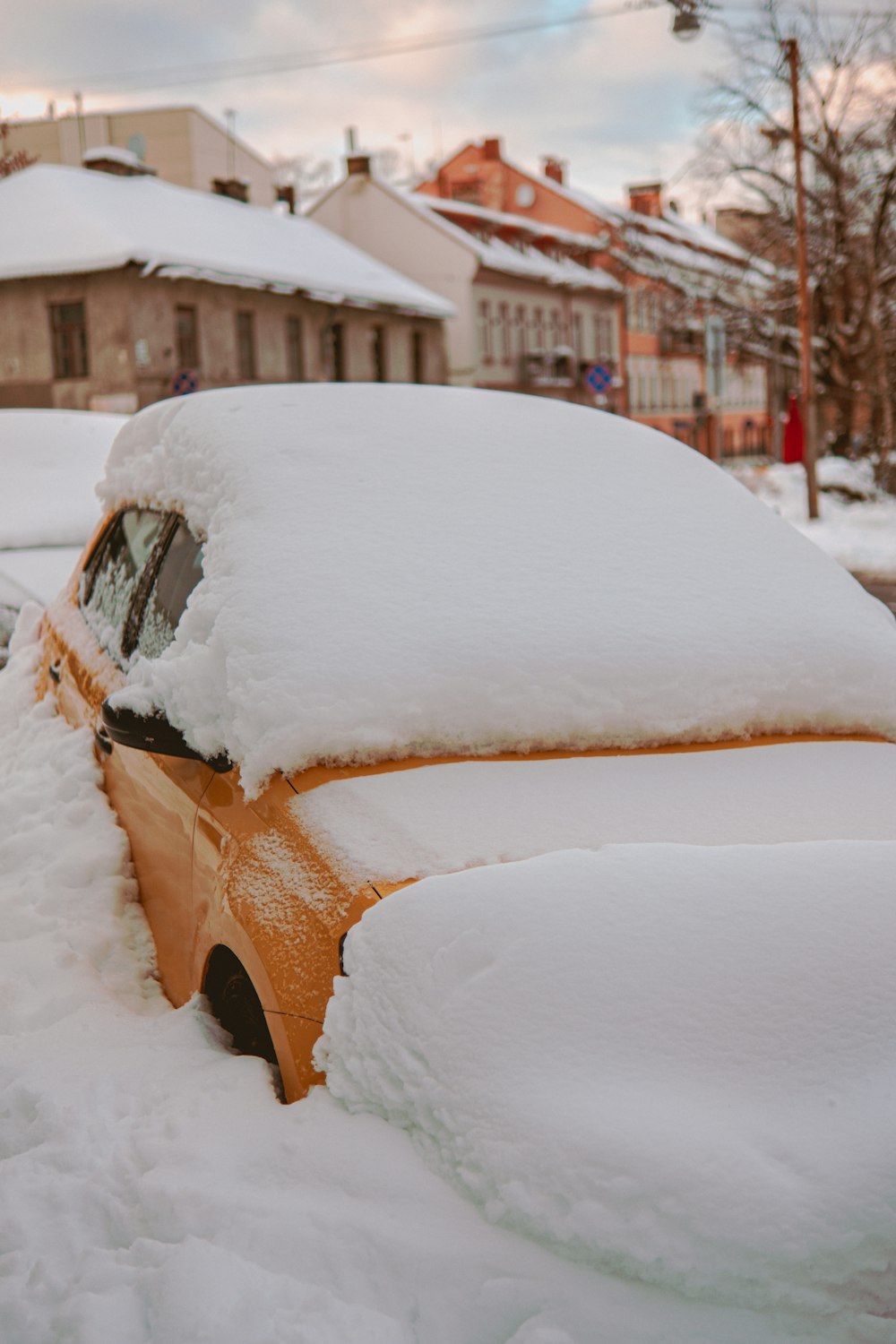 carro coberto de neve durante o dia