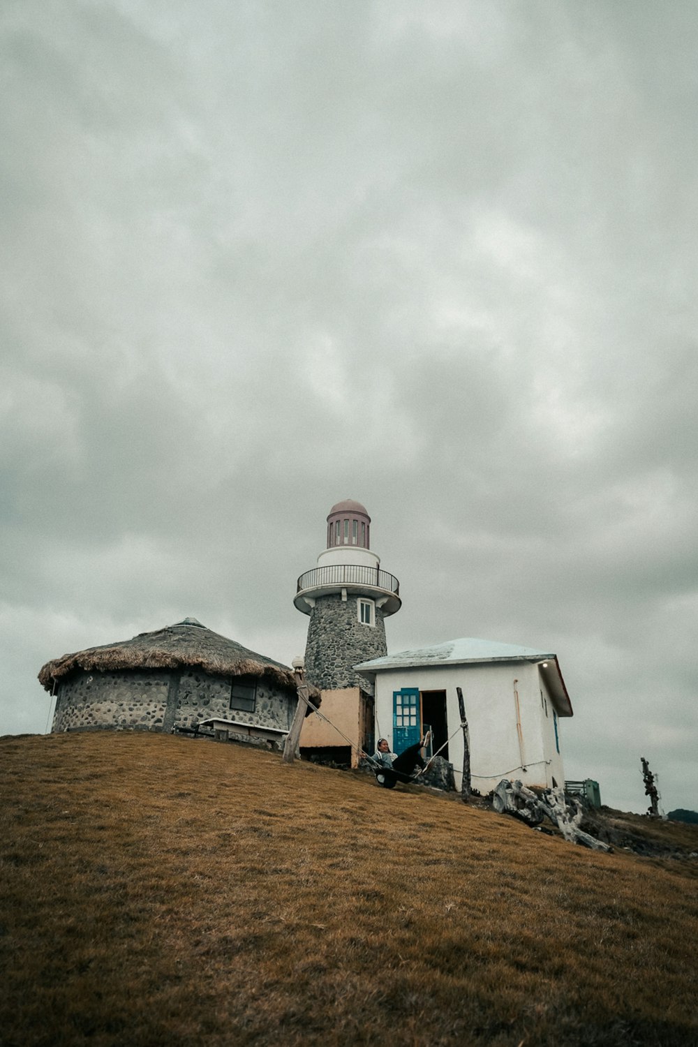 Casa de hormigón blanco y marrón bajo nubes blancas durante el día