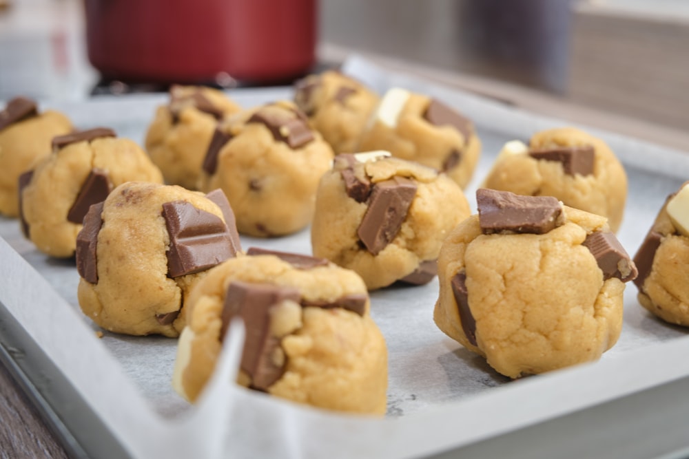 biscotti marroni su vassoio bianco