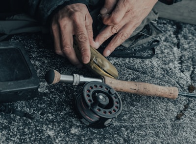 An instructor showing how to tie fishing knots with hands and line.