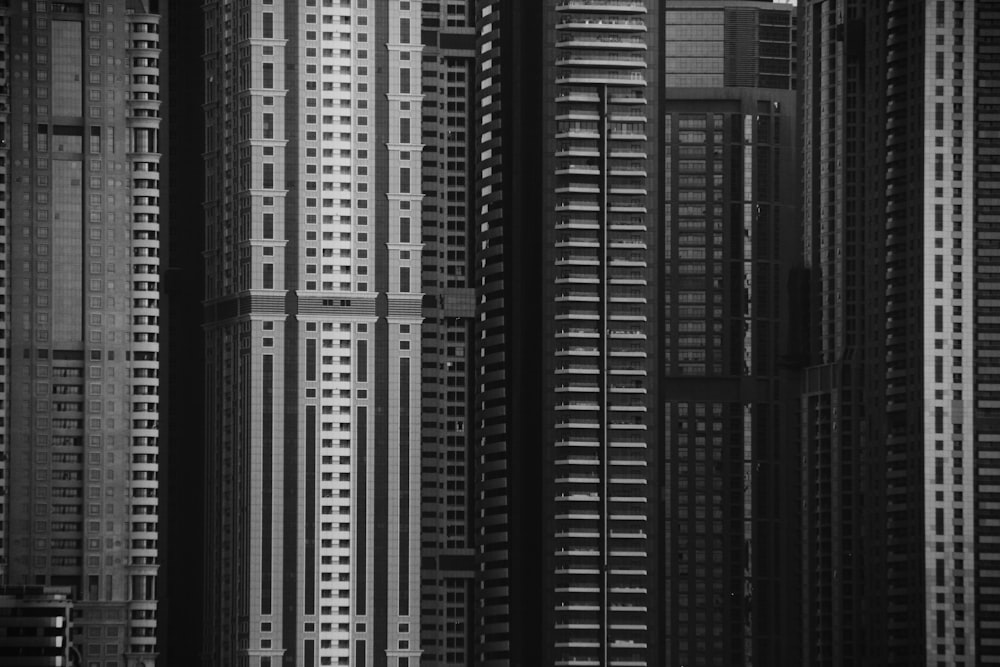 Foto en escala de grises de un edificio de gran altura
