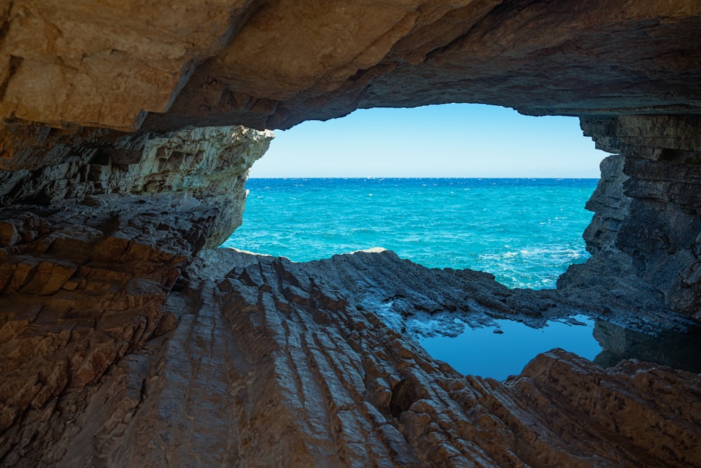 Formación de roca marrón cerca del Mar Azul durante el día