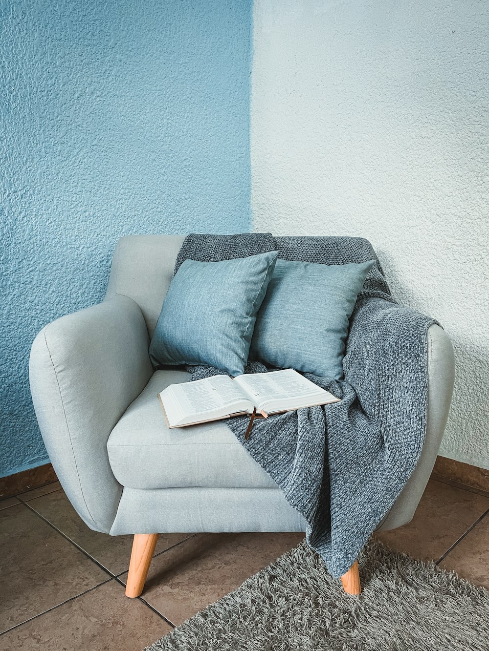 Graues Sofa mit Kissen