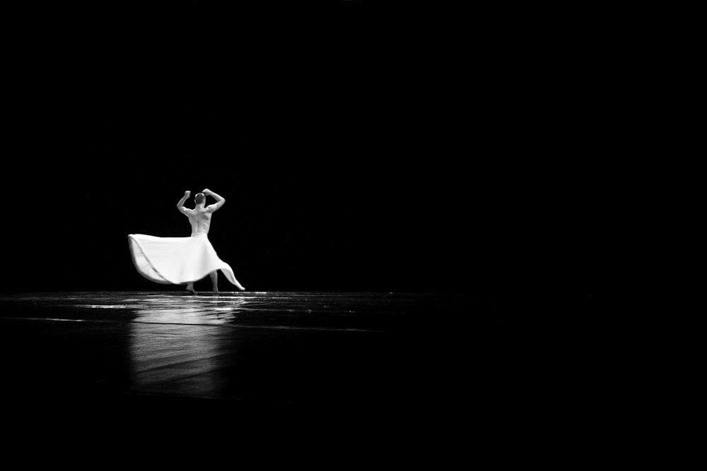 Mujer en vestido blanco caminando sobre el agua