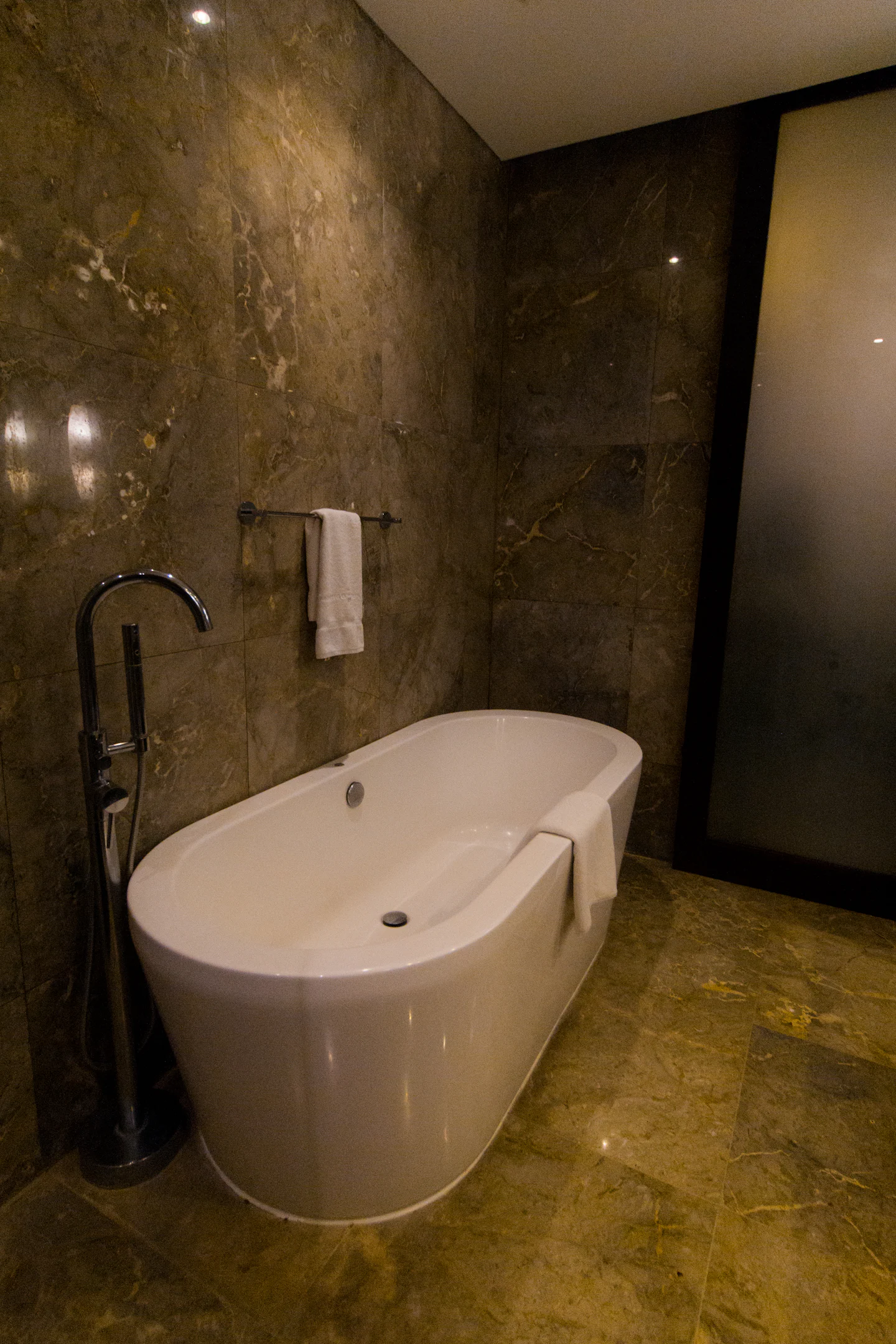 Baño de la Suite Cielo con tina exterior