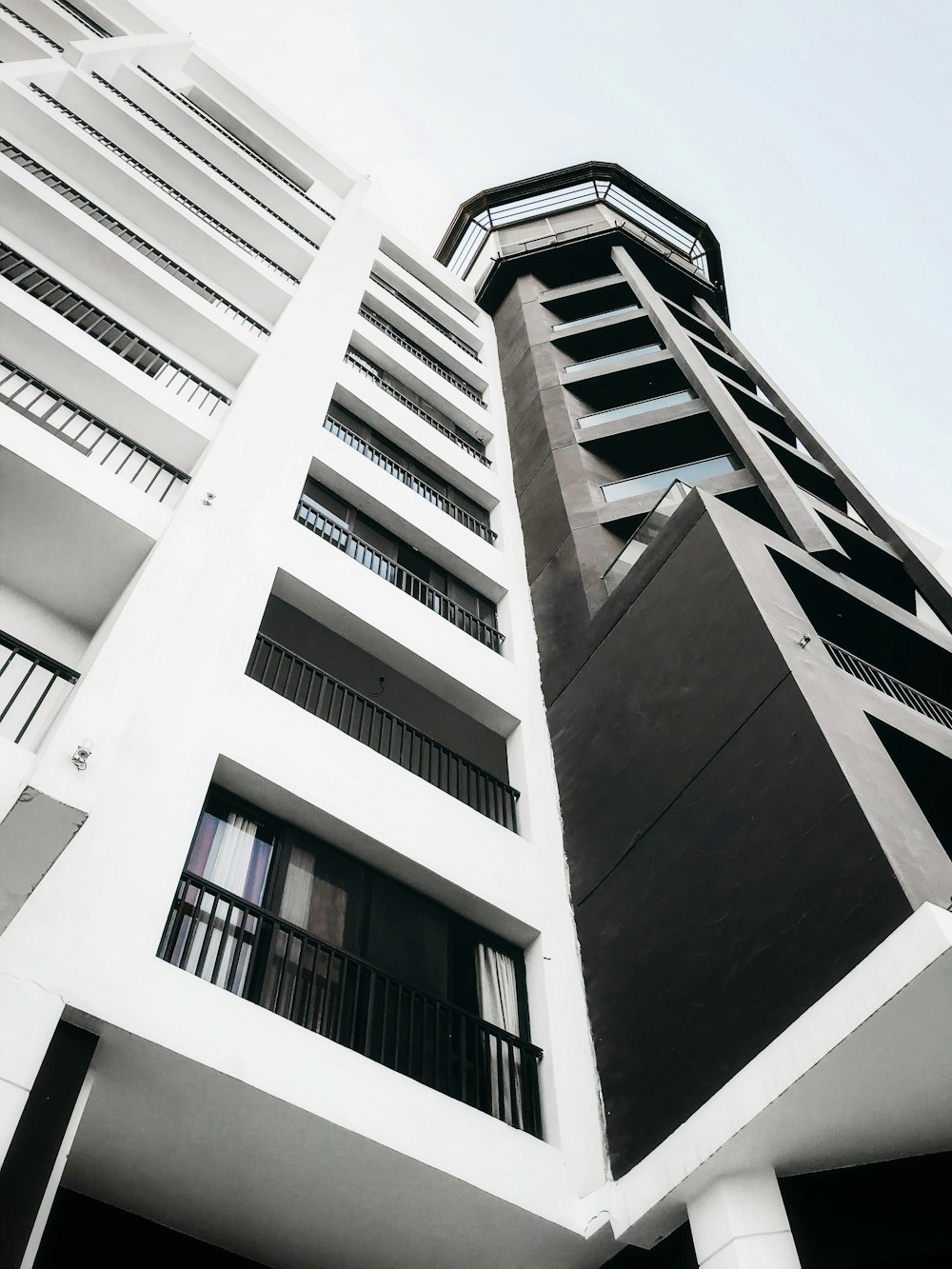 edificio in cemento bianco durante il giorno