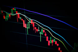 Bolsa de valores fecha em alta após dados positivos de inflação