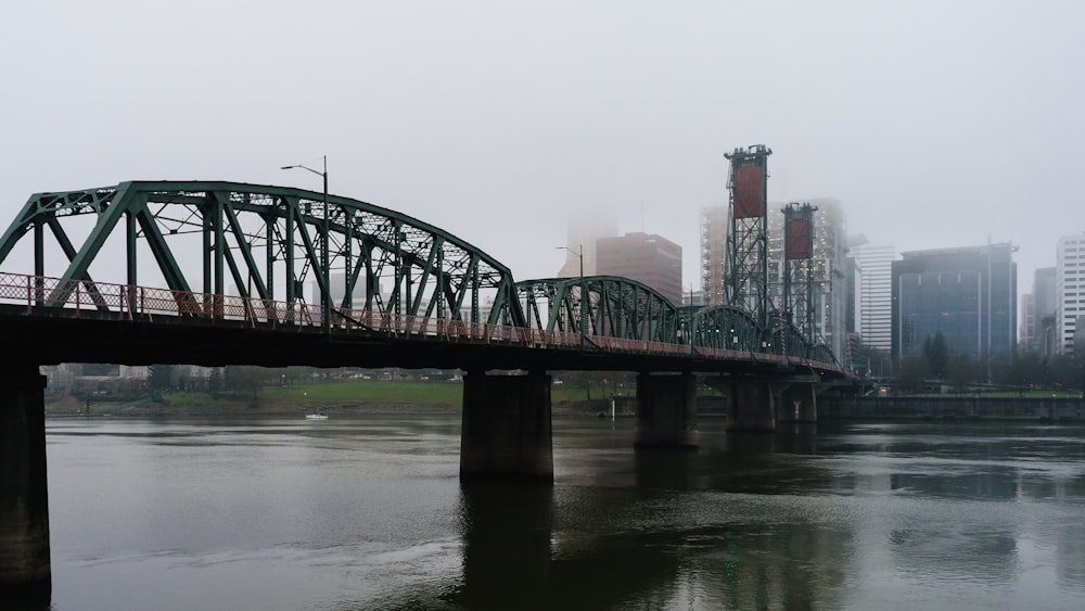 Graue Betonbrücke über den Fluss