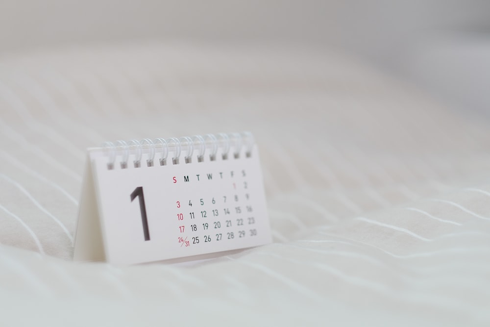 calendrier blanc sur textile blanc