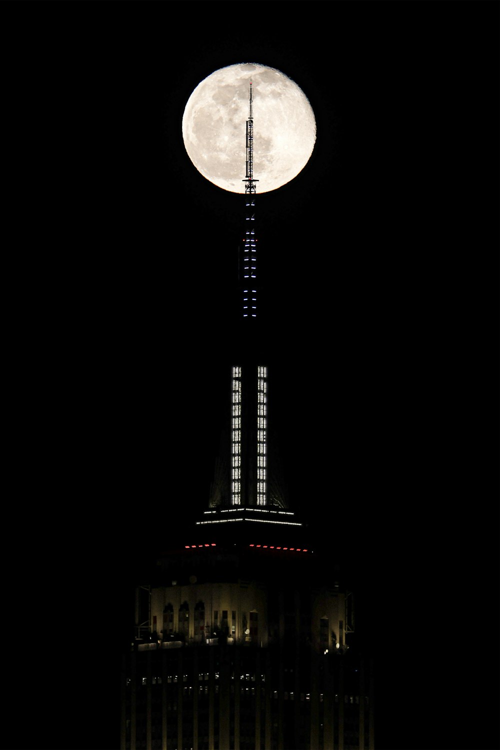 Luna llena sobre la Torre Eiffel