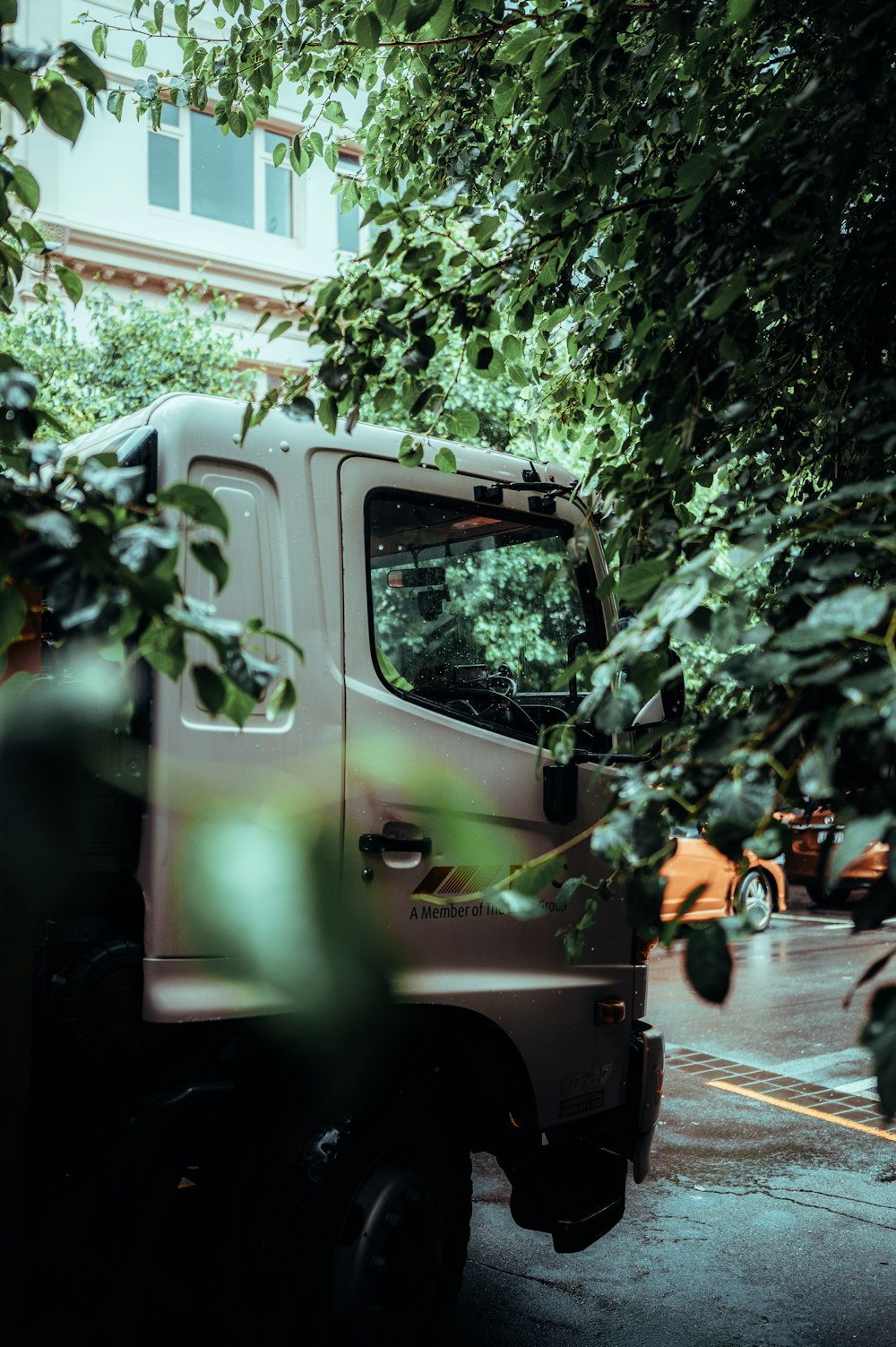 Van blanc et vert au milieu de la route