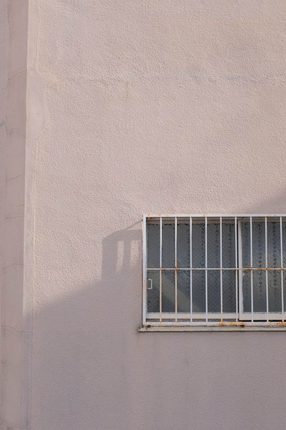 weißer Fensterrahmen an weißer Wand