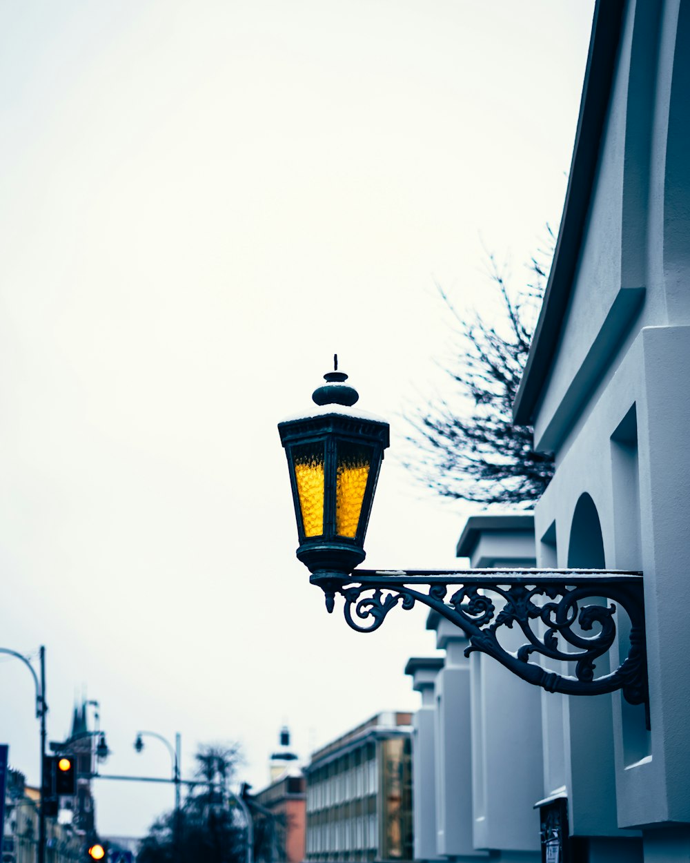 black and yellow street lamp
