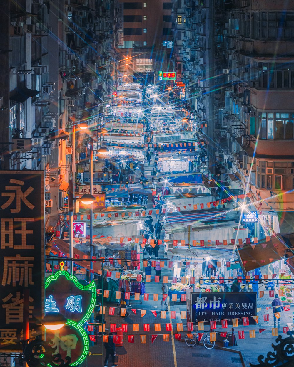 夜間に街を歩く人々