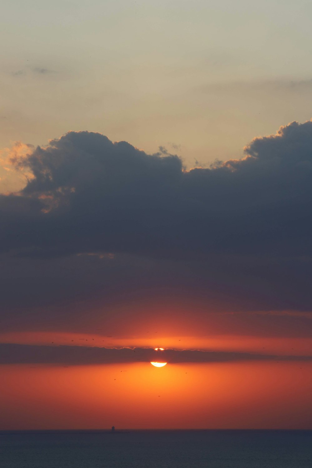 Wolken über dem Meer bei Sonnenuntergang