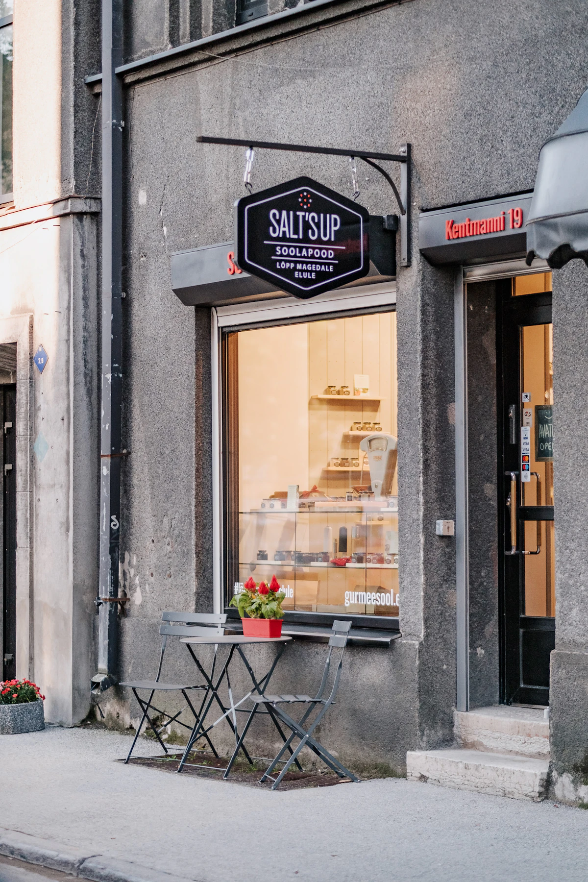 Local comercial pequeño para ilustrar retiro del dueño y caja del negocio