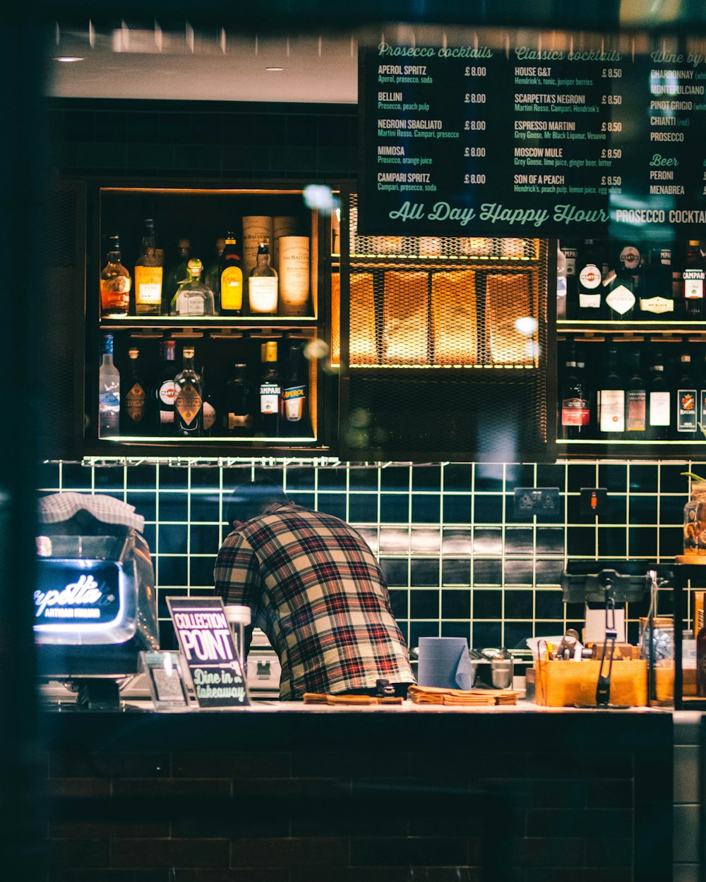 schwarz-weiße Kaffeemaschine auf braunem Holztisch