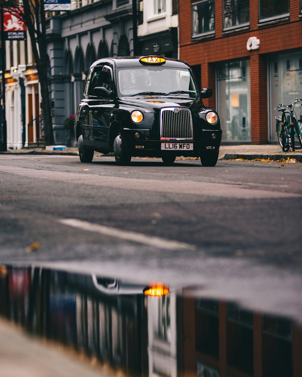 昼間の道路上の黒い車