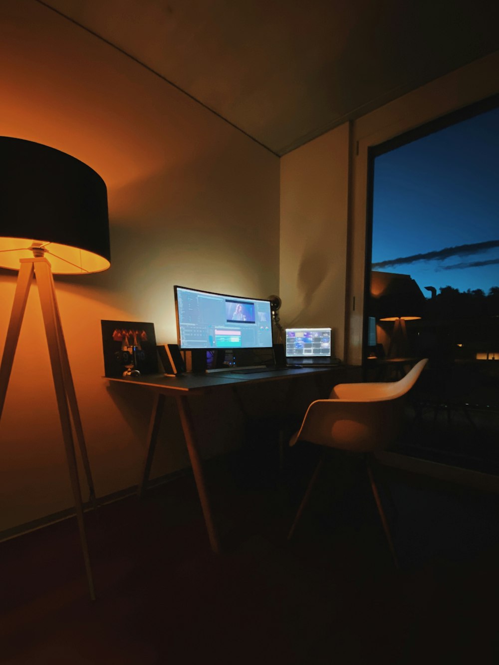 monitor de computador de tela plana preta na mesa de madeira marrom