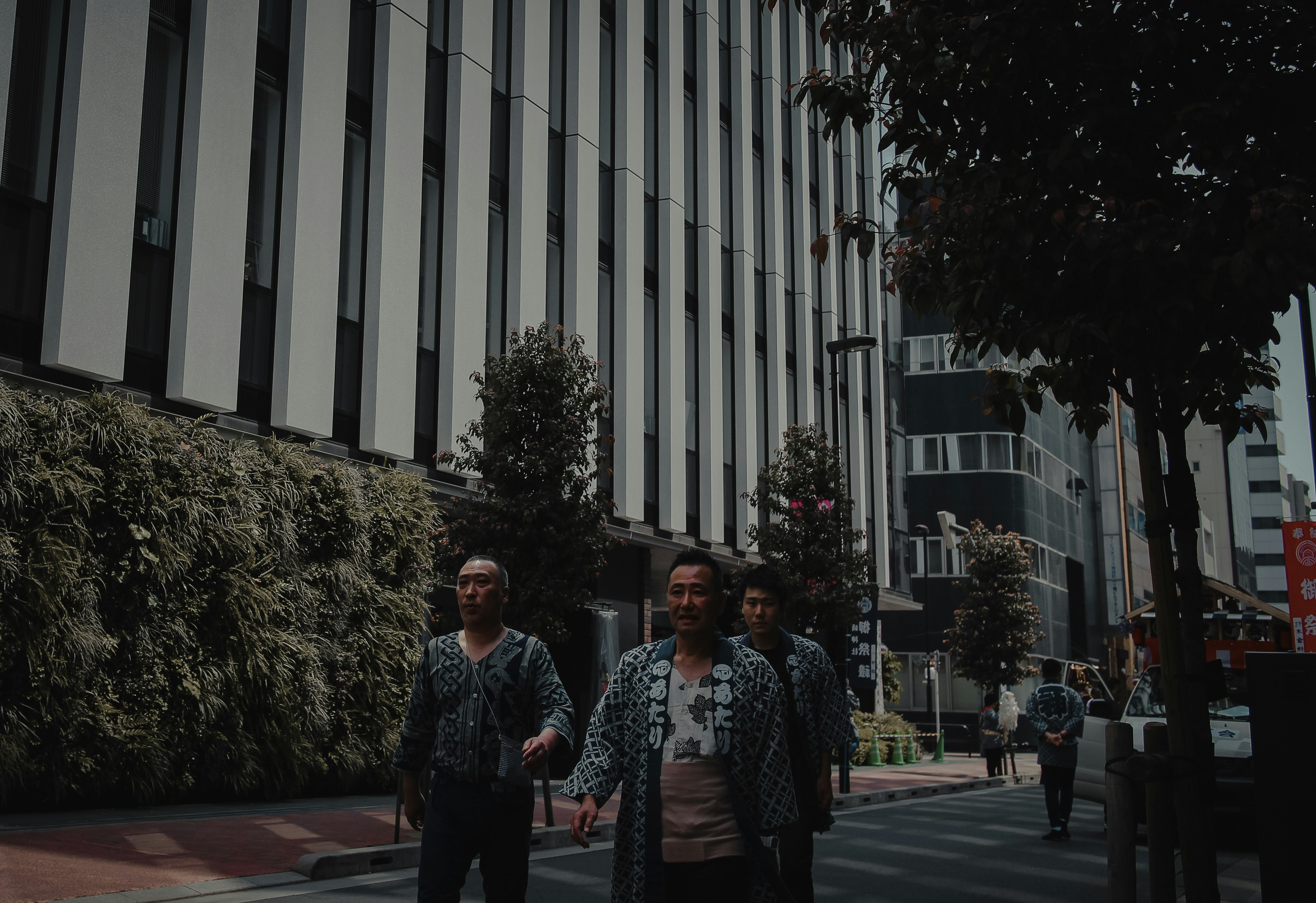 2 donne in piedi vicino all'edificio bianco durante il giorno