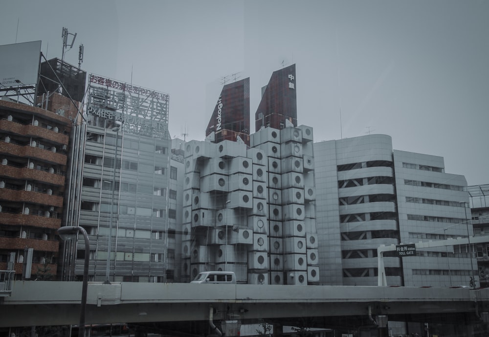 Weißes Betongebäude unter weißem Himmel tagsüber