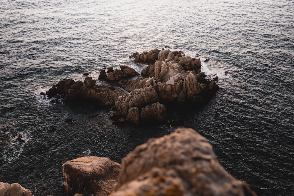 Formación de rocas marrones en el cuerpo de agua durante el día