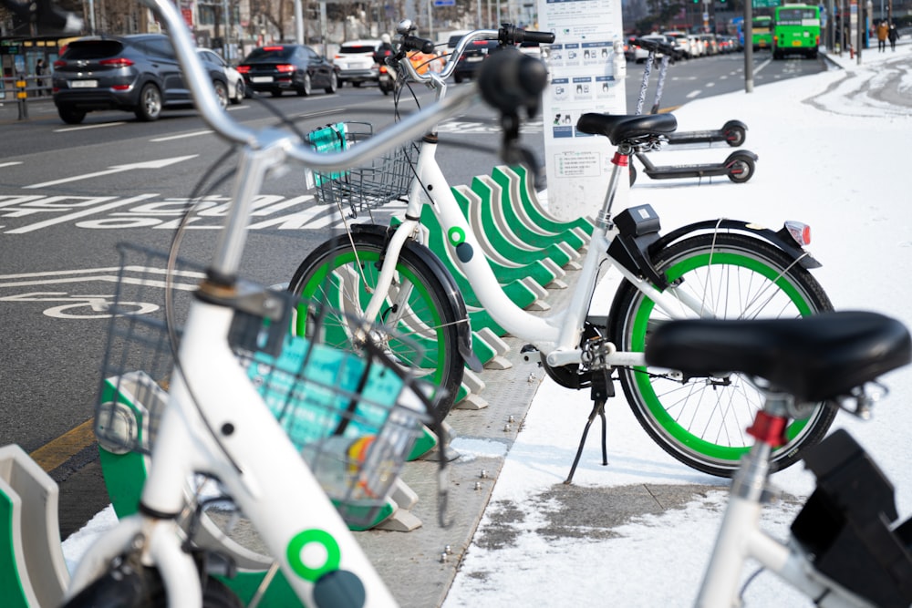 Bicicleta verde y blanca en la carretera durante el día