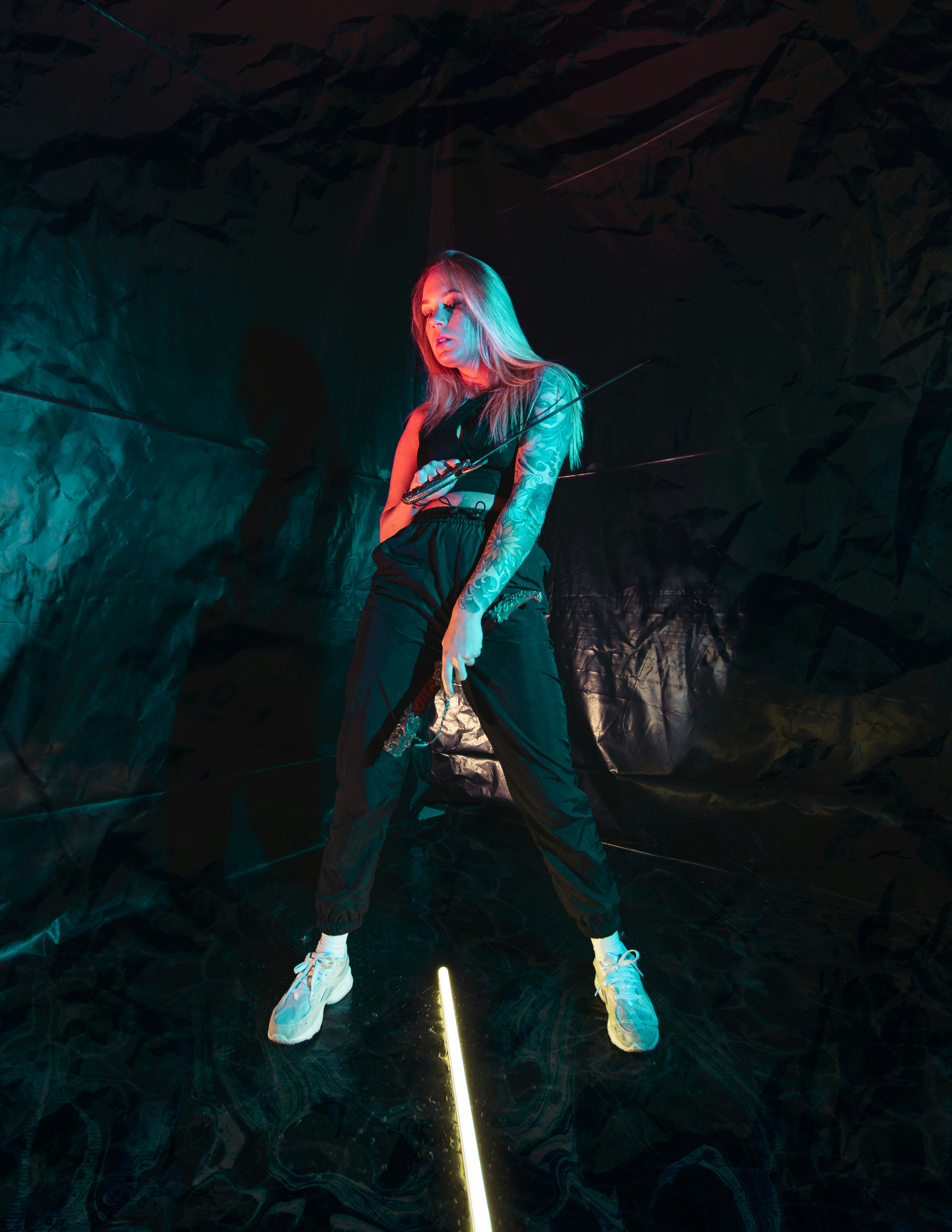 Femme en chemise bleue à manches longues et pantalon marron debout sur le rocher