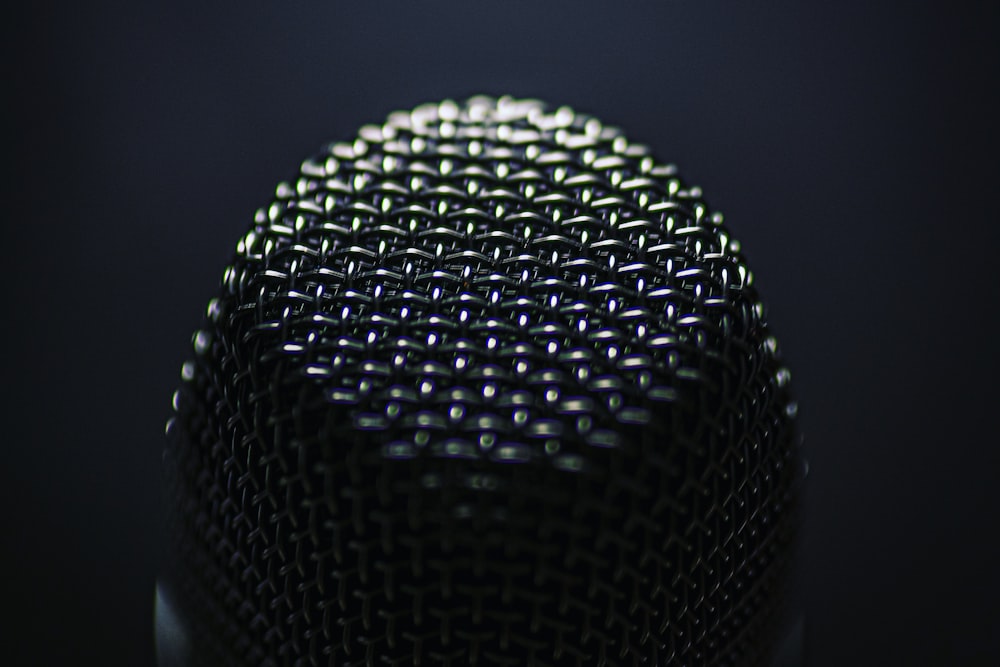 microphone argenté sur fond noir