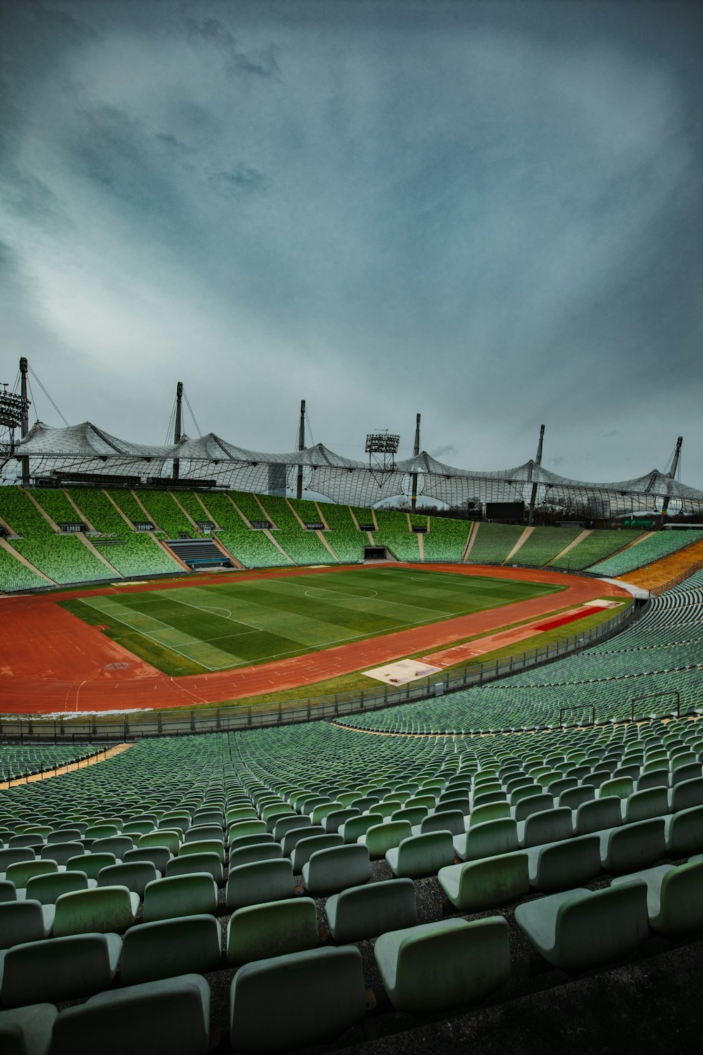 campo de futebol verde e vermelho