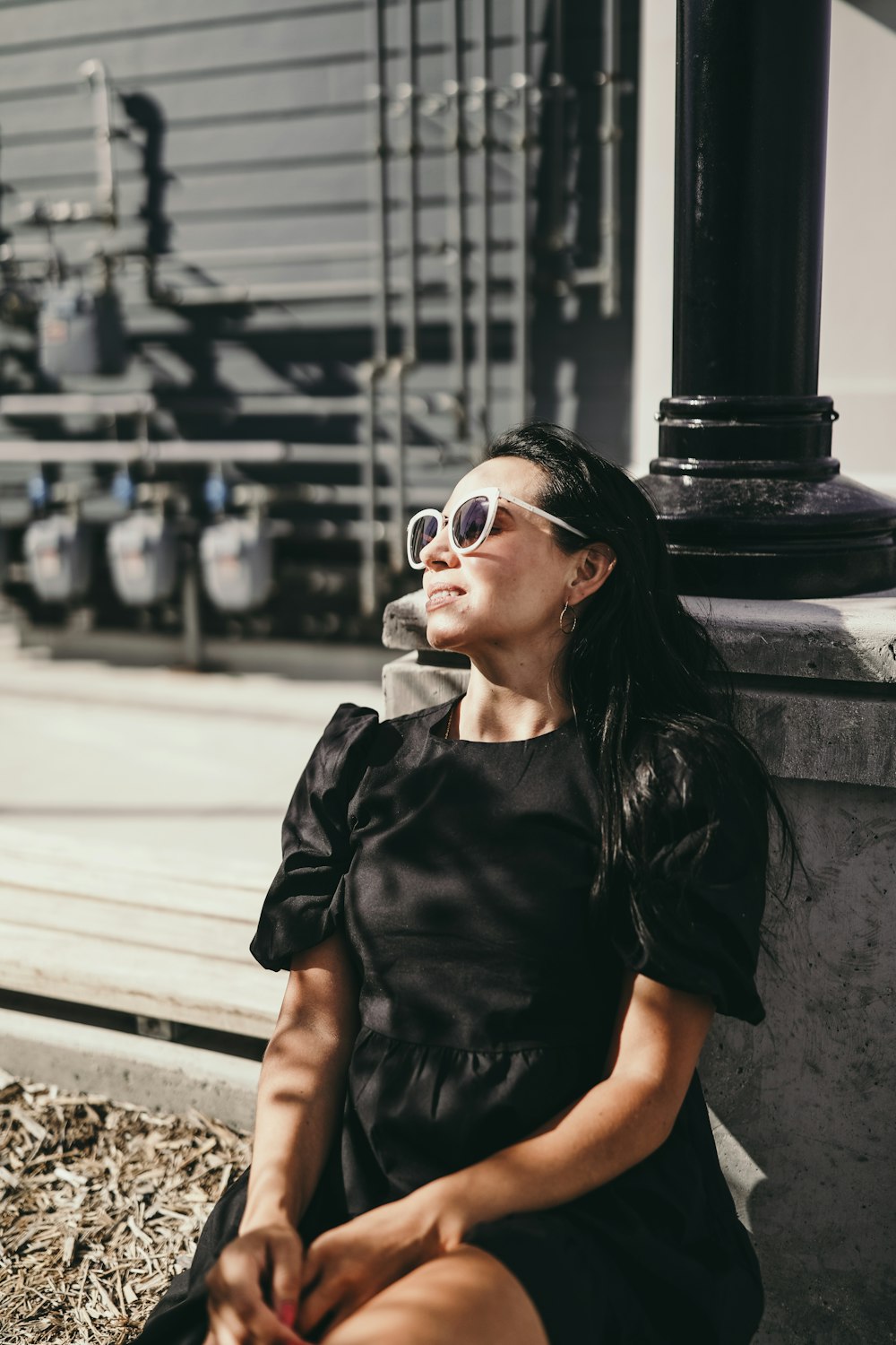 Frau in schwarzer Lederjacke mit weiß gerahmter Sonnenbrille