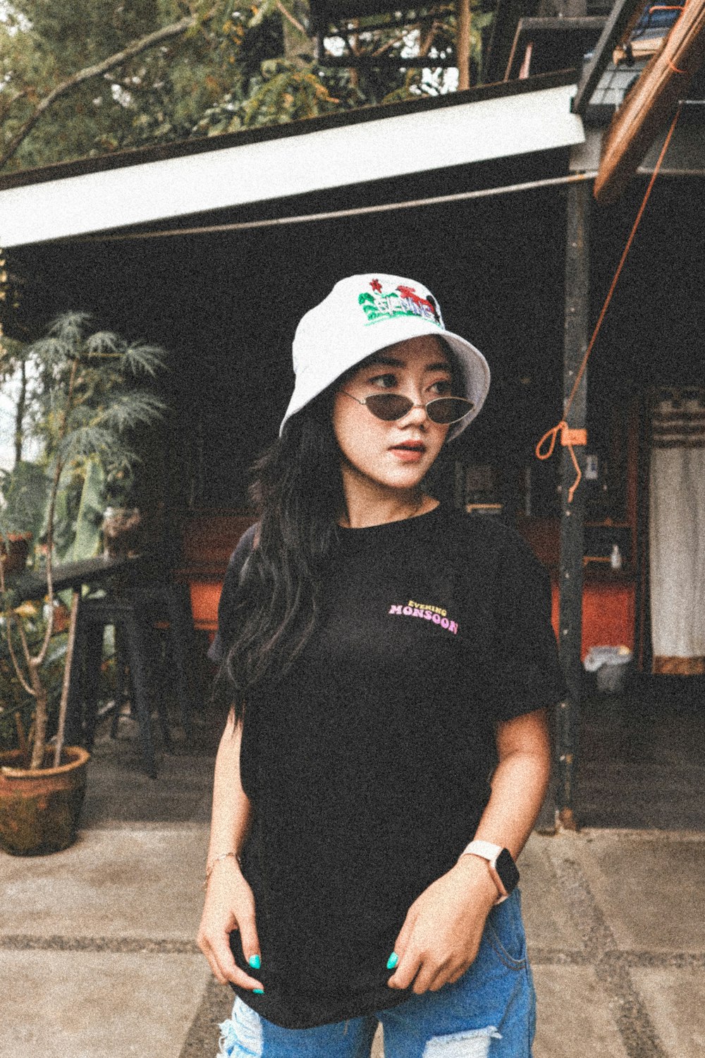 Femme en T-shirt à col rond noir portant une casquette ajustée blanche et rouge