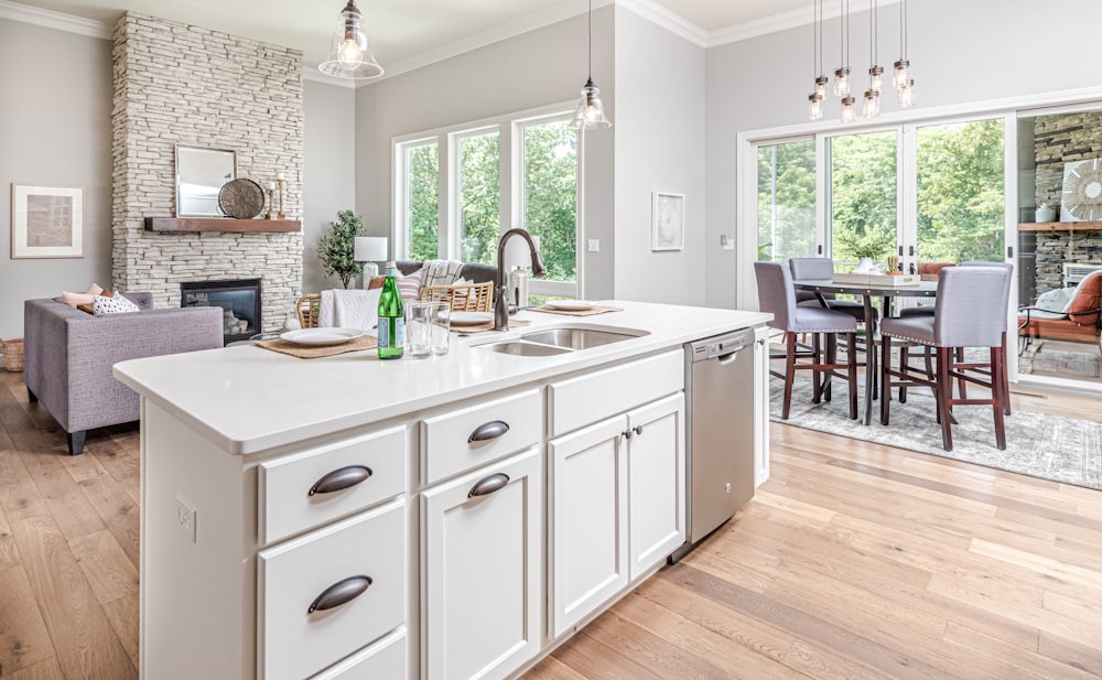 mueble de cocina de madera blanca con fregadero