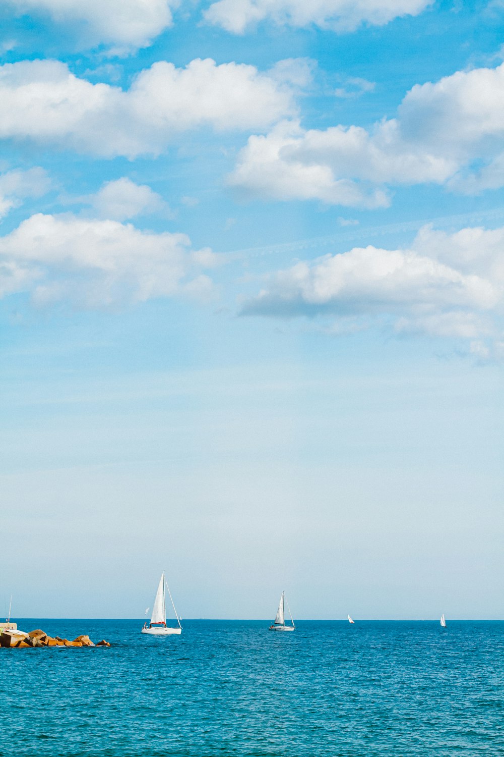 veleiro branco no mar sob o céu azul durante o dia